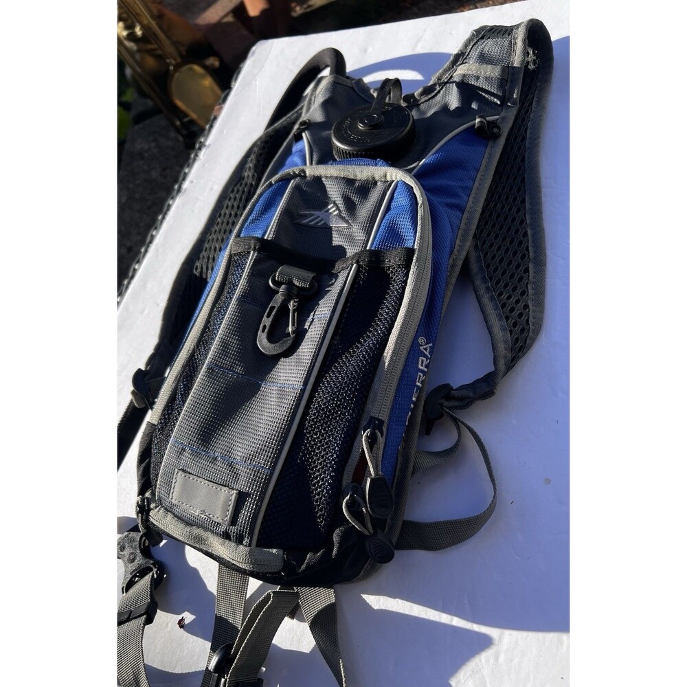 High Sierra Hydration Pack 2 L Organizer Pocket Tuck Away Belt & Sport Flap NEW